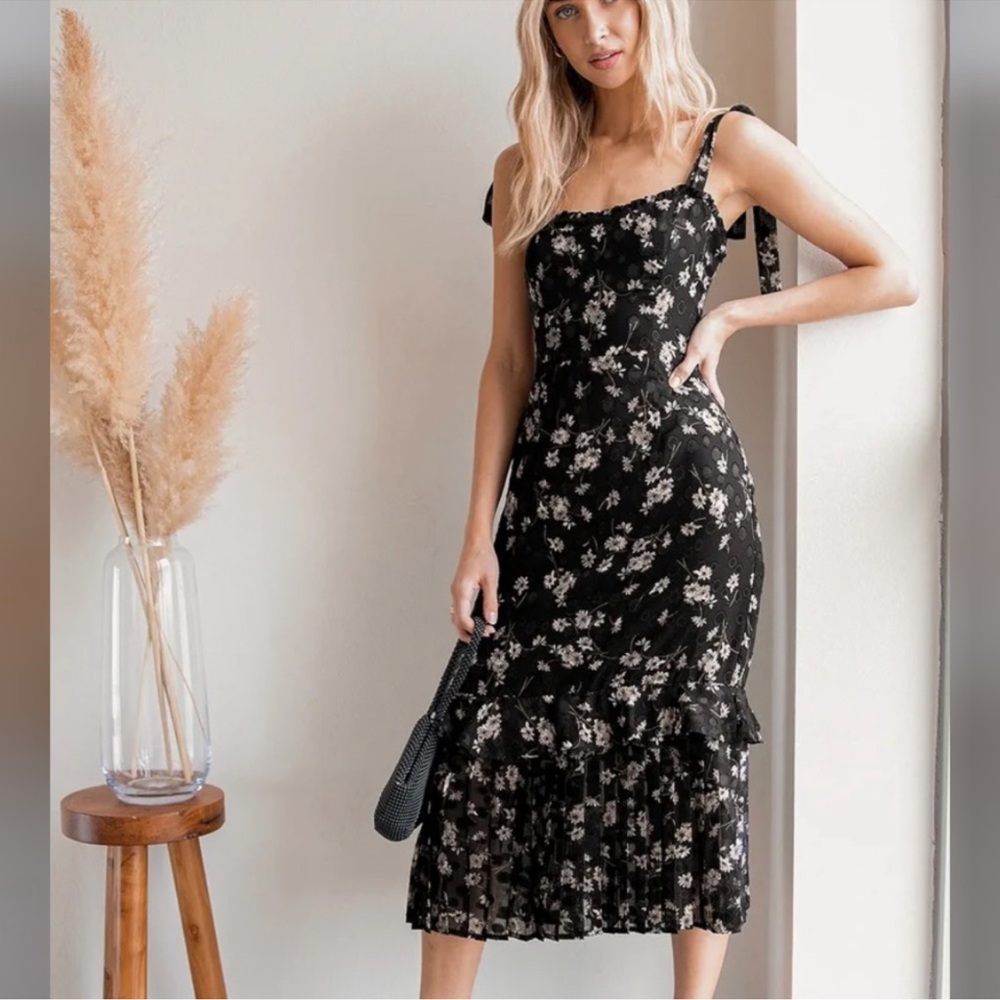 Lulus black terrace Views Black Floral Print Tiered Midi Dress small flowers